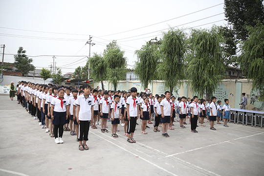 李士屯小学全体学生列队参加捐助仪式