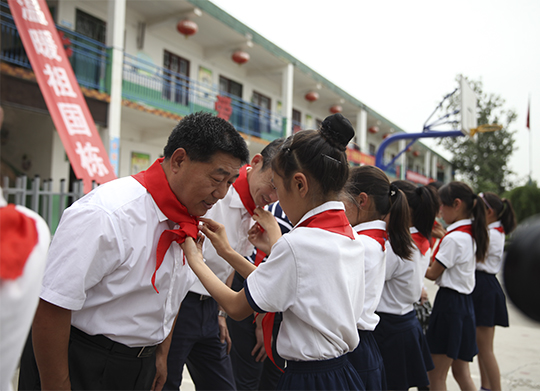 学生为领导系红领巾表达感恩之心