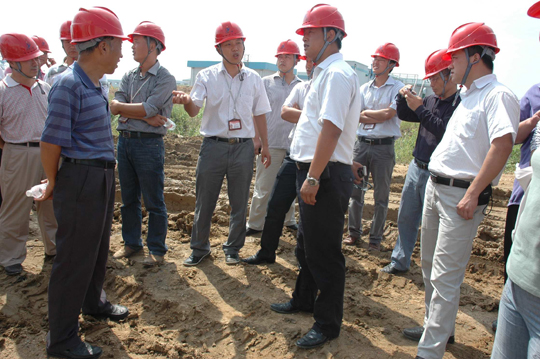 石岛湾核电项目工程师苏群山为参观人员现场讲解