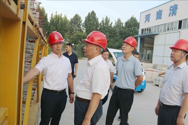 1、集团公司总经理向视察领导介绍装配式构件样板.jpg